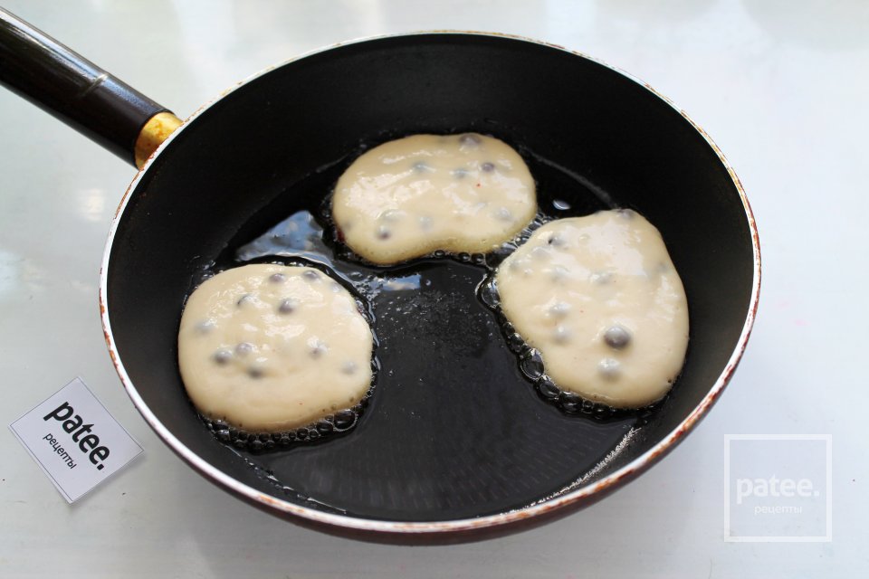 Брусничные оладьи на сковороде - Шаг 9