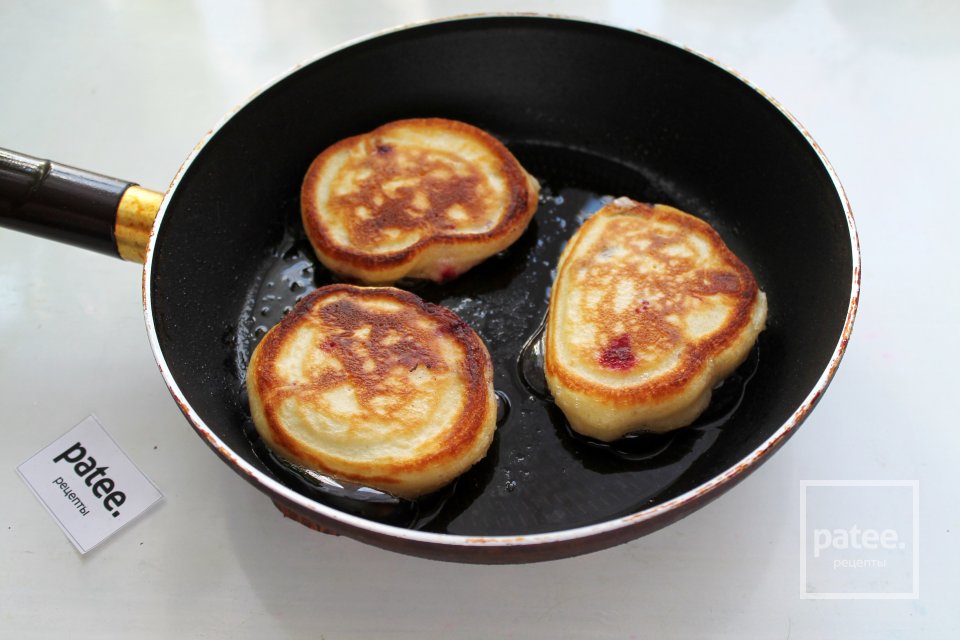 Брусничные оладьи на сковороде - Шаг 10