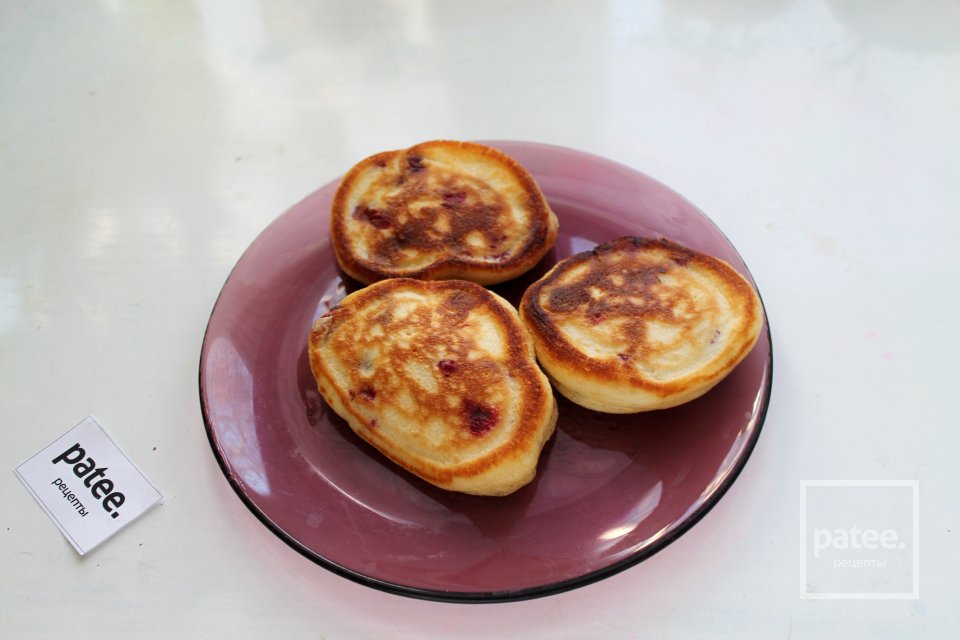 Брусничные оладьи на сковороде - Шаг 11