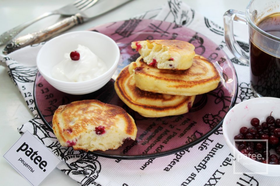 Брусничные оладьи на сковороде - Шаг 12