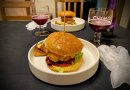 Бургер с беконом, луком и Чеддером