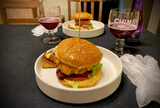 Бургер с беконом, луком и Чеддером