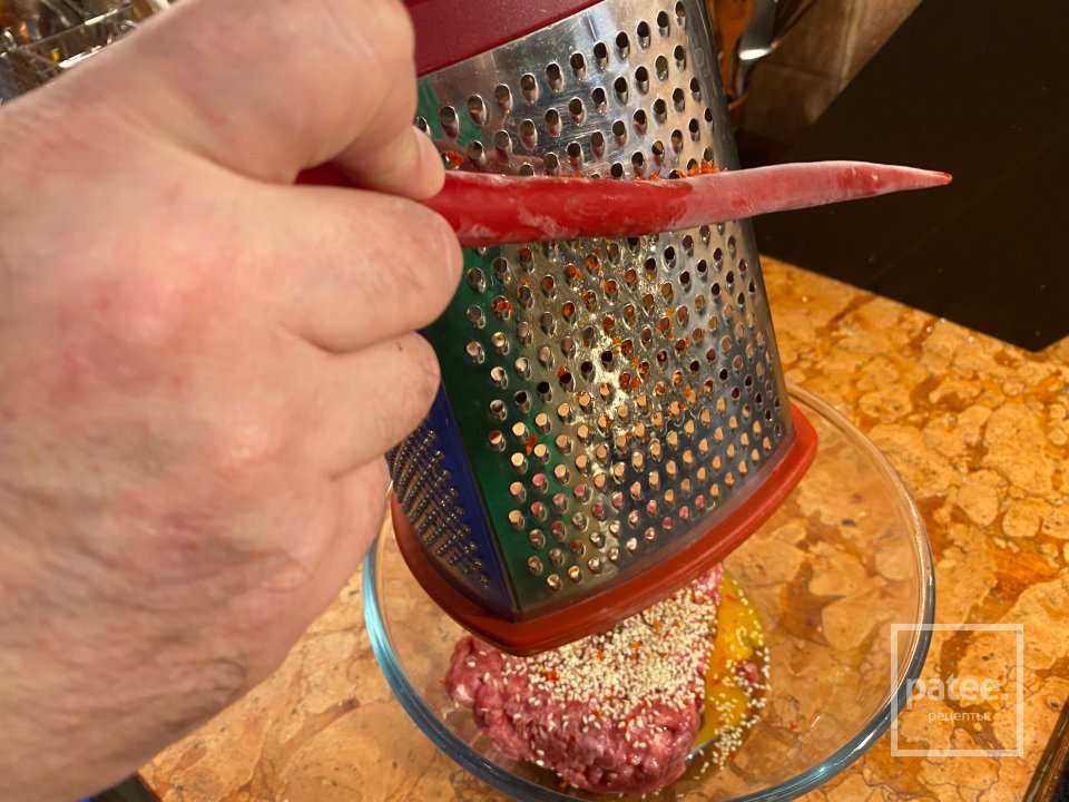 Бургер с беконом, луком и Чеддером - Шаг 6