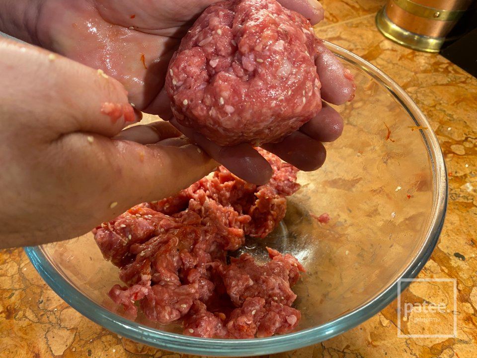 Бургер с беконом, луком и Чеддером - Шаг 7