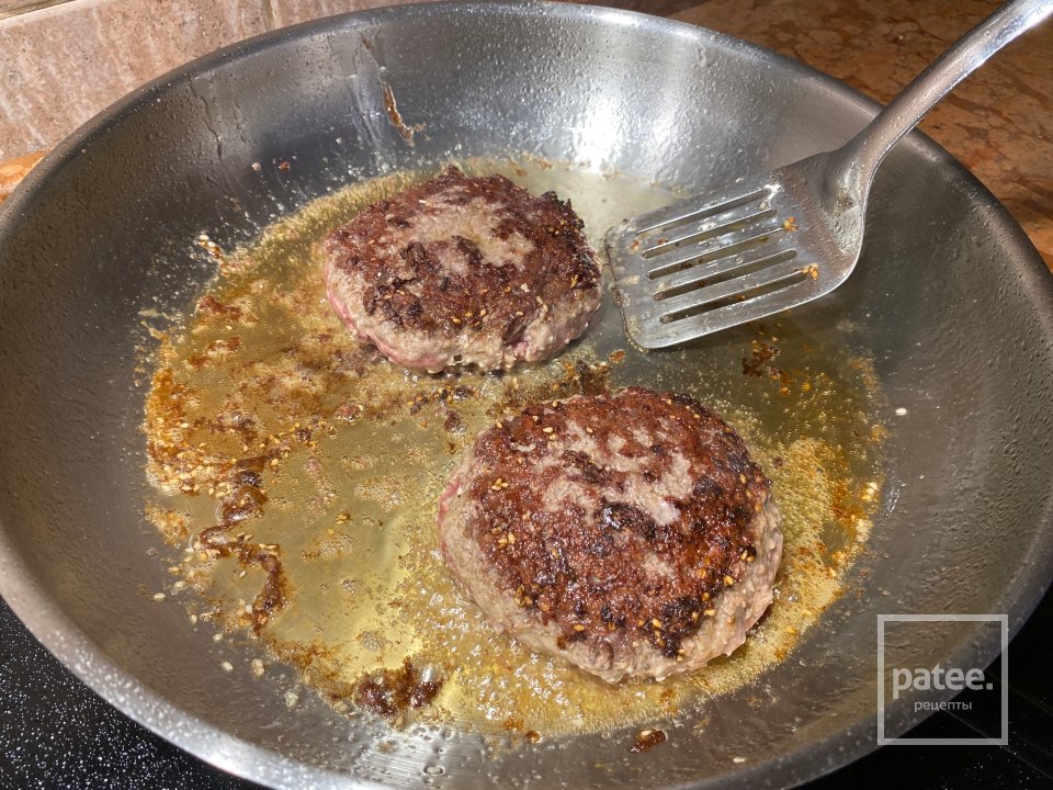 Бургер с беконом, луком и Чеддером - Шаг 10