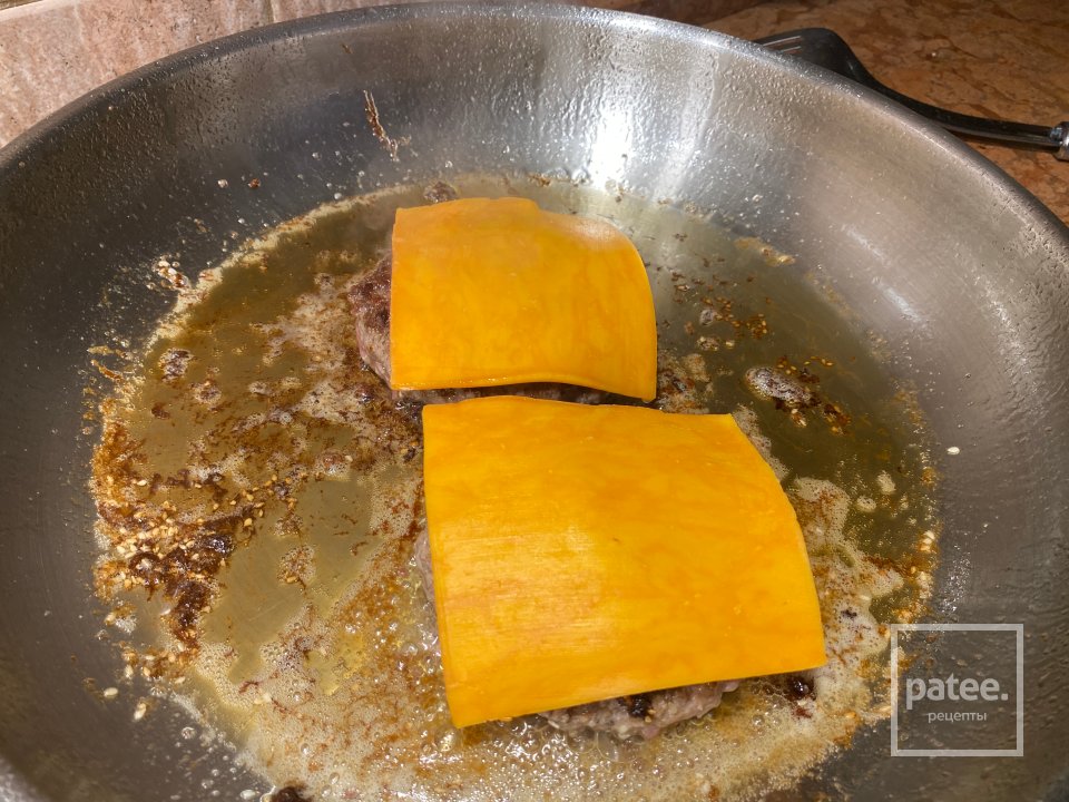 Бургер с беконом, луком и Чеддером - Шаг 11