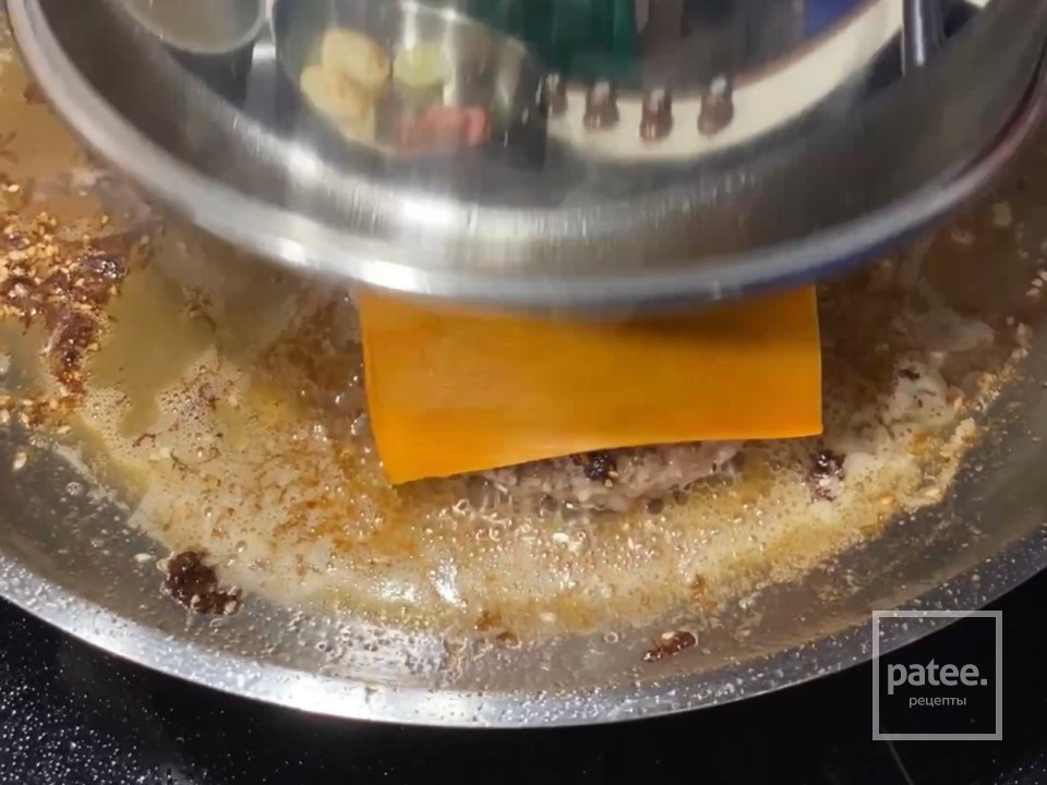 Бургер с беконом, луком и Чеддером - Шаг 12