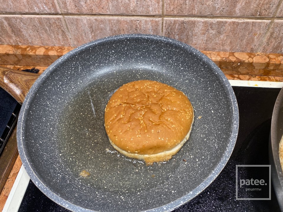 Бургер с беконом, луком и Чеддером - Шаг 14