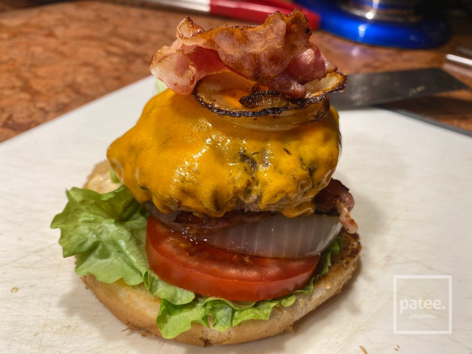 Бургер с беконом, луком и Чеддером - Шаг 18