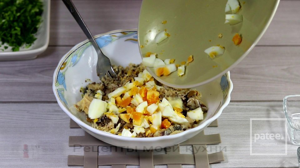 Заливной пирог с рыбной консервы - Шаг 4