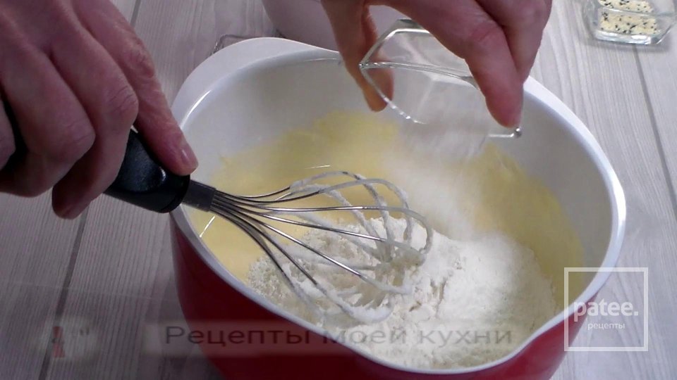 Заливной пирог с рыбной консервы - Шаг 7