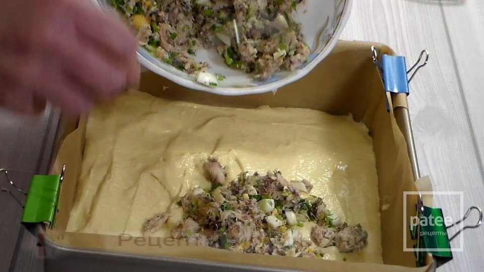 Заливной пирог с рыбной консервы - Шаг 9