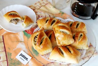 Слойки с крольчатиной и солёным огурцом