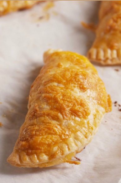 Пирожки с брокколи и сыром из слоеного теста 🥧 - Шаг 1