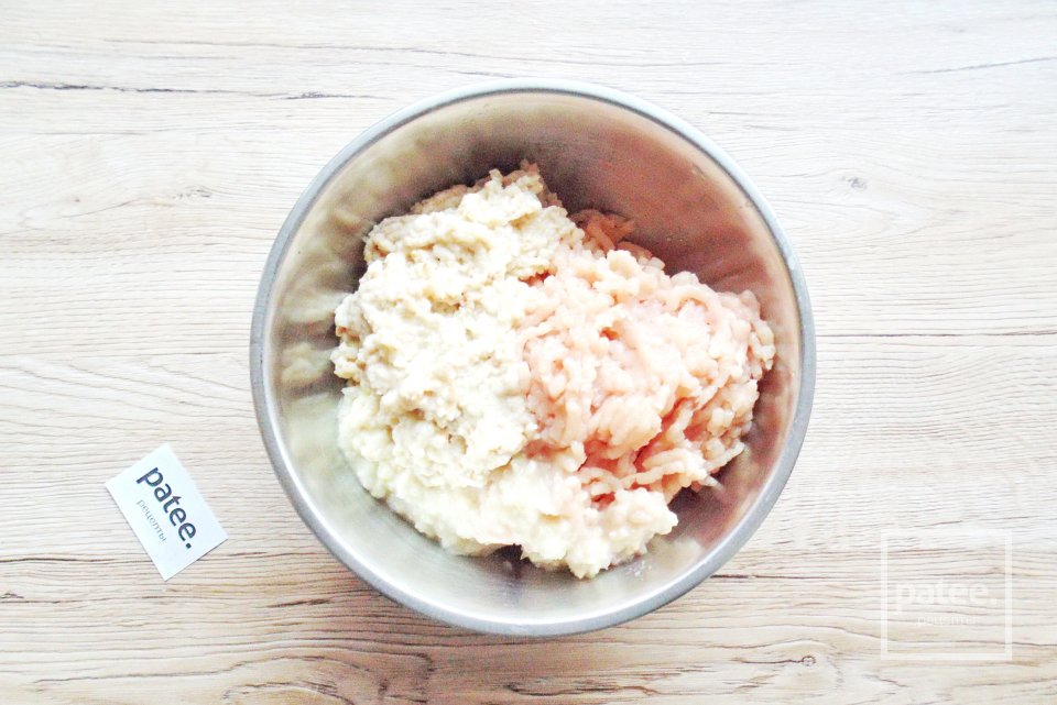 Куриные котлеты без яиц и панировки - Шаг 2