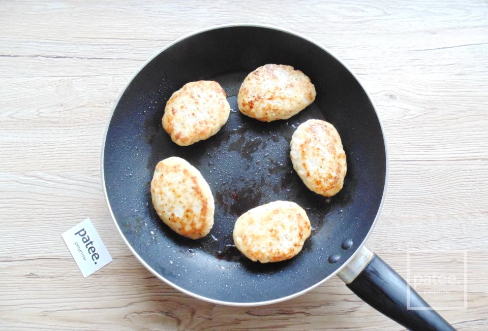 Куриные котлеты без яиц и панировки - Шаг 6