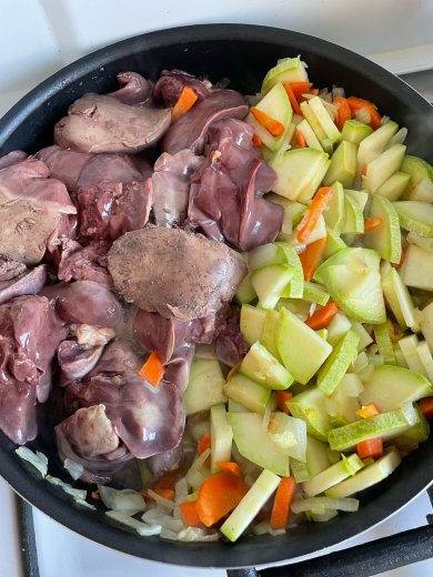 Куриная печень с кабачками - Шаг 5