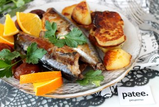 Скумбрия с маринованными сливами в духовке