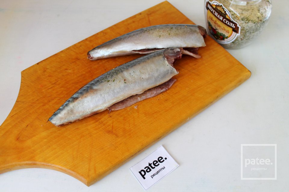 Скумбрия с маринованными сливами в духовке - Шаг 3