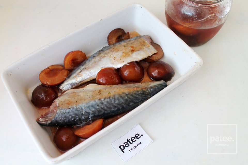 Скумбрия с маринованными сливами в духовке - Шаг 6