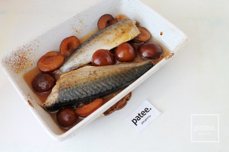 Скумбрия с маринованными сливами в духовке - Шаг 7