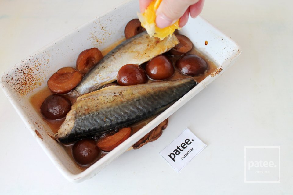 Скумбрия с маринованными сливами в духовке - Шаг 8