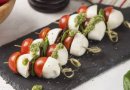 Канапе моцарелла с помидором черри, вяленым помидором и соусом песто