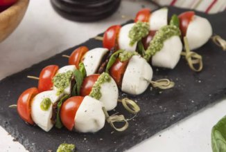 Канапе моцарелла с помидором черри, вяленым помидором и соусом песто