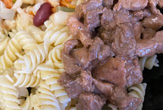 Рожки с подливом и овощами😋