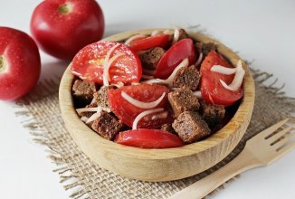 Хлебный салат с помидорами и луком 🥗