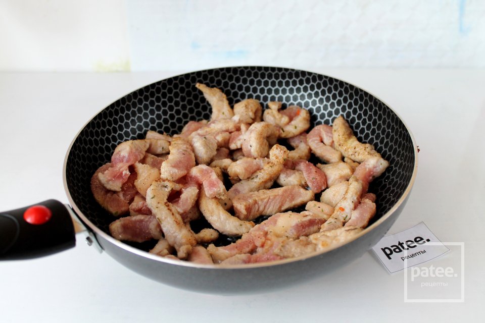 Мясо по-строгановски с белыми грибами - Шаг 7