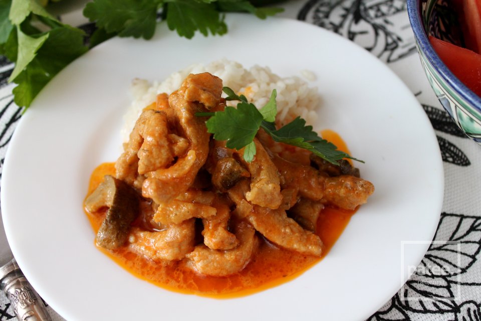 Мясо по-строгановски с белыми грибами - Шаг 17