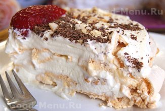 Торт из безе с кремом и клубникой