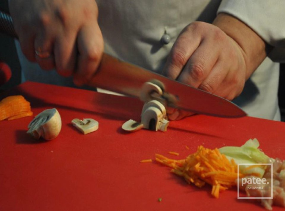 Суп-лапша с курицей и грибами - Шаг 1