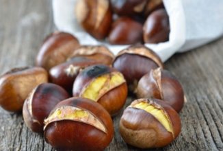 Вареные каштаны с кофейным соусом