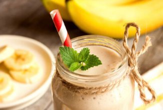 Банановый и ягодный смузи