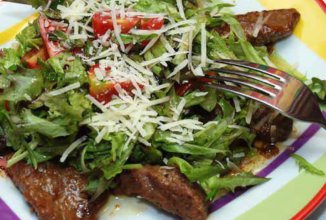 Говядина с салатом