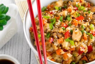 Жареный рис с курицей и яйцом по-японски