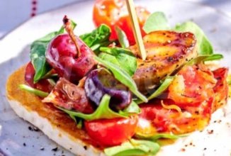 Фуагра с хлебом помидоры Черри и горсть бразильских орехов