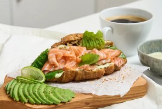 Круассан с авокадо