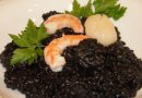 Ризотто с чернилами каракатицы и креветками