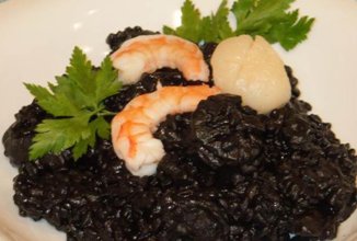 Ризотто с чернилами каракатицы и креветками