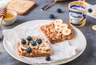 Тост с миндальной пастой и almette