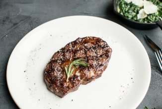 Рибай стейк с припущеным сливочным шпинатом