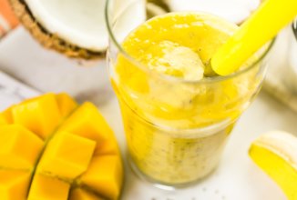 Смузи с манго и соевым молоком и семенами чиа и клетчаткой
