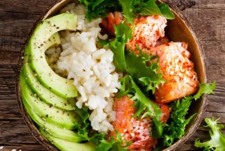 Поке с лососем и авокадо
