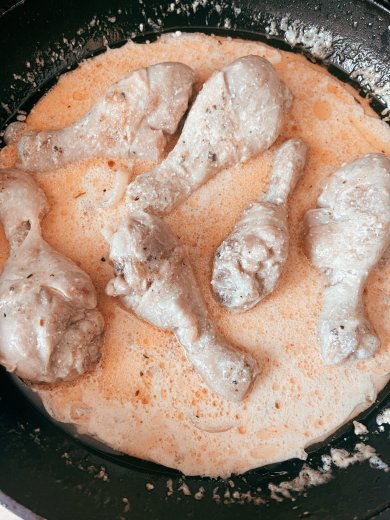 Куриные ножки в сметанном соусе - Шаг 1