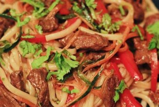 Лапша удон с овощами и говядиной