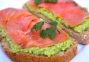 Бутерброд с авокадо и красной рыбой