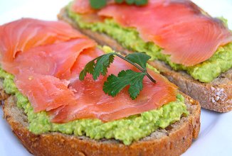 Бутерброд с авокадо и красной рыбой
